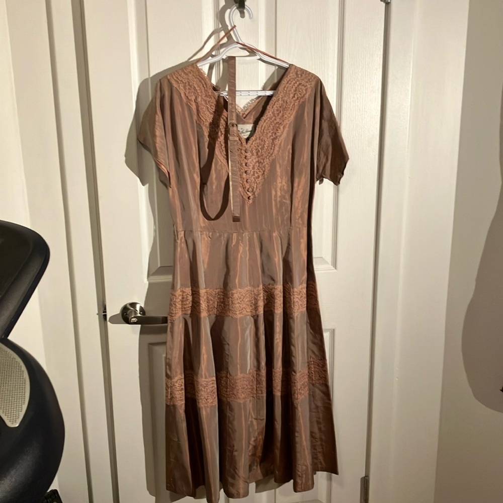 Vintage taffeta dress with belt. Drop shoulder, fit and flare.